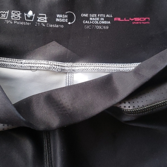 Workout shorts Size XS - Small - Picture 4 of 6